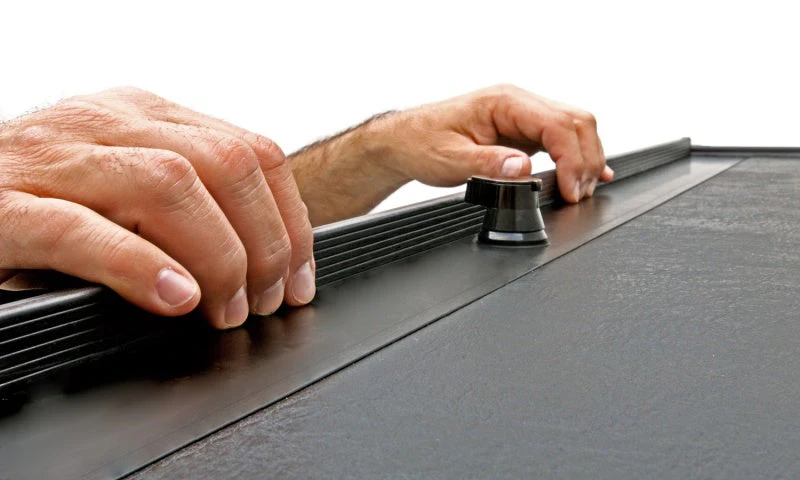 Roll-N-Lock 17-18 Ford F-250/F-350 Super Duty LB 96-1/2in M-Series Retractable Tonneau Cover - Image 10